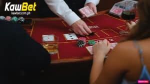 Ang larawan ay nagpapakitang naglalaro ng casino ang mga tao at may dealer din